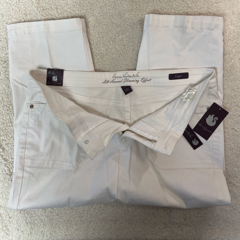 Gloria Vanderbilt Madelaine Prism White Straight-Leg Capris - Picture 2 of 9